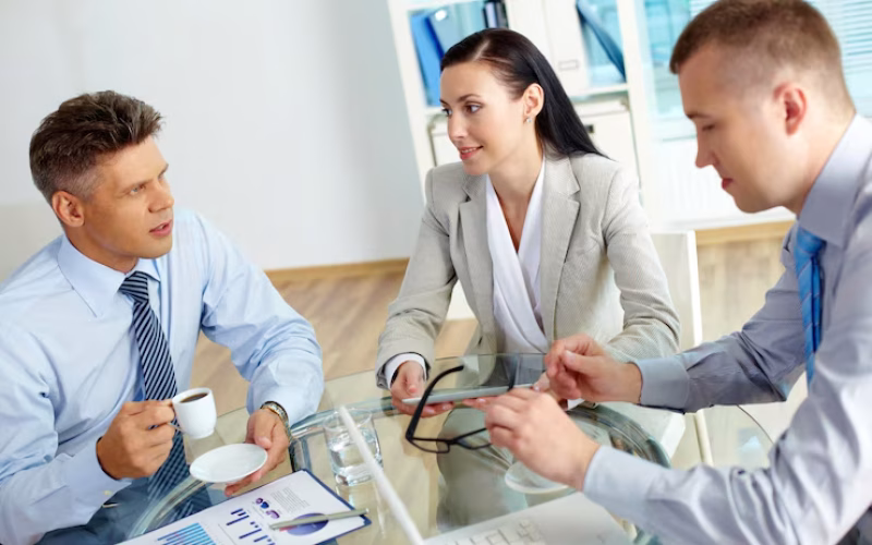 businessman-having-coffee-office_1098-3867