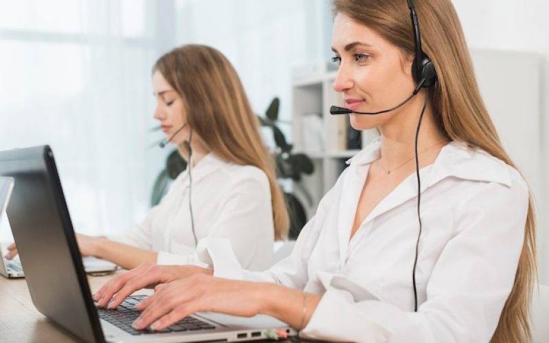 people-working-call-center_23-2148096548
